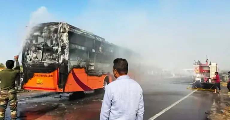 আগুনে পুড়ে যাওয়া বাস